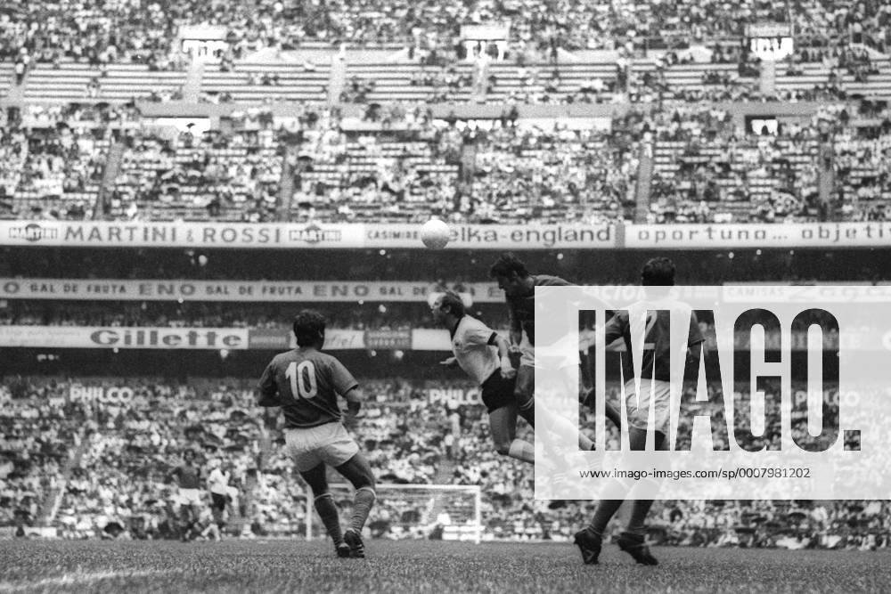 WM Halbfinale 1970 in Mexiko City - Italien - BR Deutschland (BRD) 4:3 n.V. - Uwe Seeler (BRD, 2.v.li.) gegen Angelo Domenghini (Italien) Aktion
