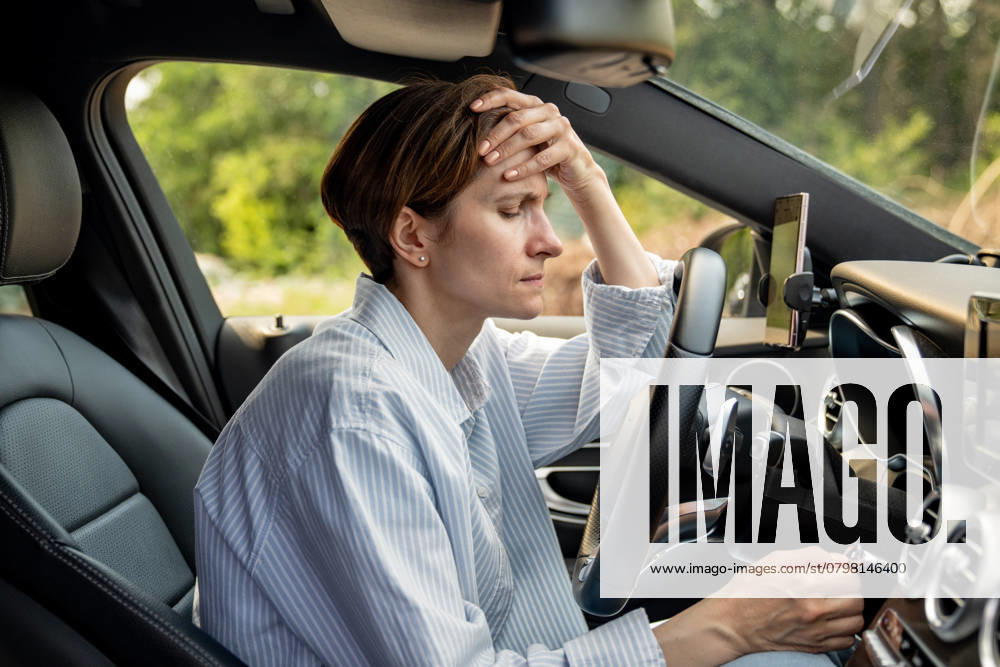 IMAGO Creative, Gesellschaft, Leisure Sickness Müde Frau hält nach einer Autofahrt an, denkt über Probleme im Leben nach und hat eine Panikattacke. Burnout Tired woman stopped after driving car. Pensive sad middle aged female thinking about life troubles, has relationship problems. Depressed vehicle driver in automobile feeling bad. Burnout, exhaustion ,model released, Symbolfoto