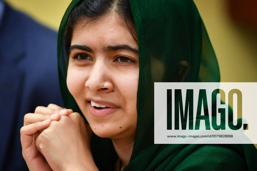 Berühmte Feministinnen, Malala Yousafzai July 26, 2016 - Minneapolis, Minnesota, USA - Malala Yousafzai spoke with a group of mostly Somali girls from the Newcomer Academy program in Minneapolis and then did what teen girls do in the U.S., posed for selfies. GLEN STUBBE gstubbe@startribune.com Monday, July 25, 2016 Malala Yousafzai, the youngest Nobel Peace Prize winner, surprised students from the Newcomer Academy program by showing up to a lunch being held for them at the Afro Deli. Minneapolis USA - ZUMAm42_ 20160726_zaf_m42_020