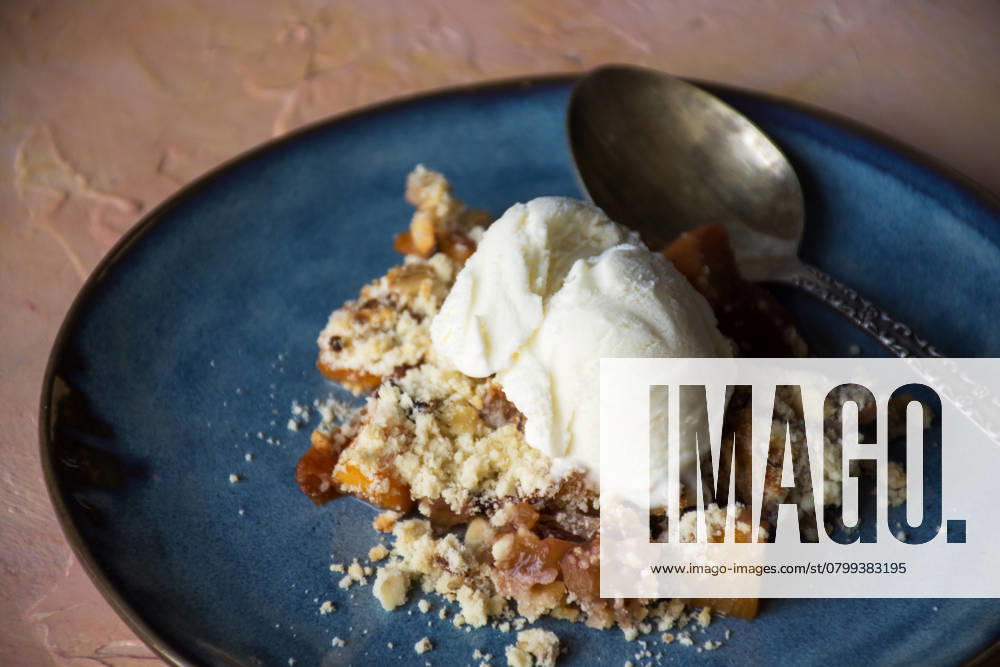 IMAGO Creative, Jahreszeit Sommer, Food, Pflaume summer fruits crumble with a scoop of vanilla ice cream Yerevan, Yerevan, Armenia R_YYVK250130-1612869-01