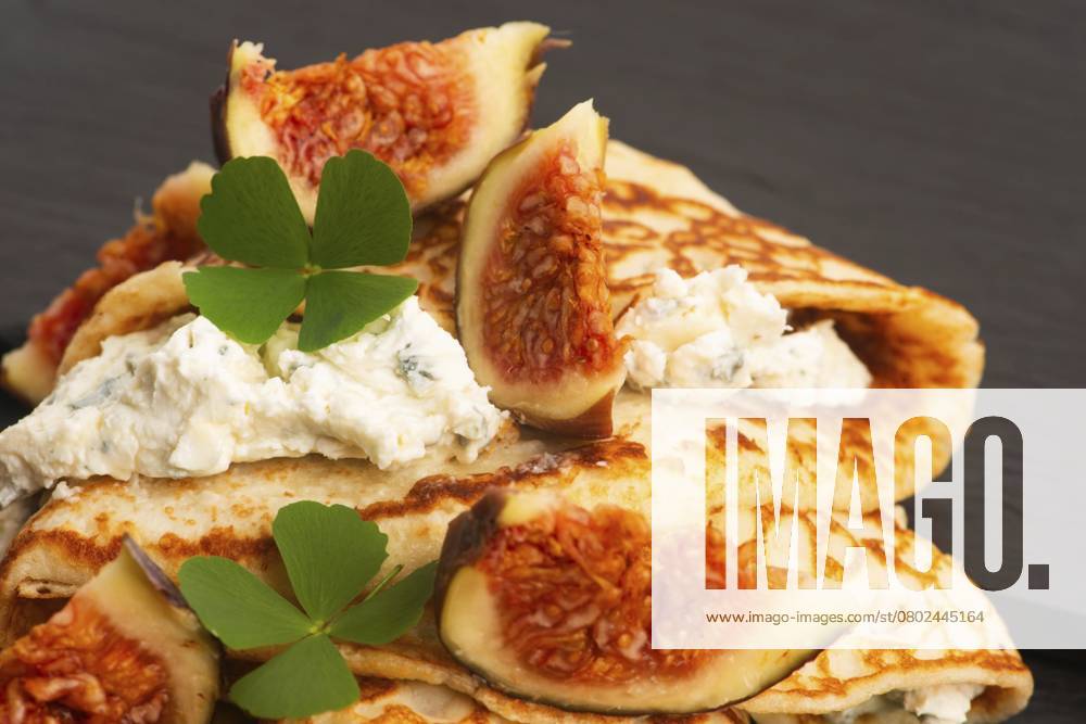 Crepes oder dünne Pfannkuchen mit Gorgonzolakäse, Honig und Feigenfrüchten Crepes or thin pancakes with gorgonzola cheese, honey and figs fruits