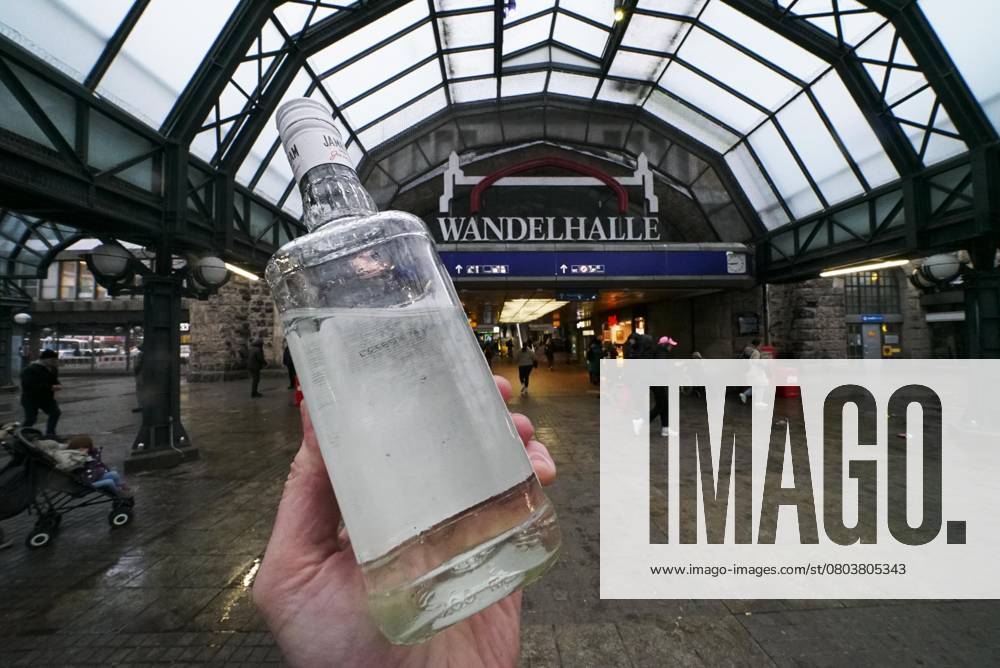 Symbol image to Subject the planned Alcohol ban at and at the Hamburg Central Station from April 2024 bottle of brandy in the Hand in the Foyer of Central Station Friday 09 02 2024 Hamburg Central Station vorraussichtlich from April shall it at Area of Station forecourt of Hamburg Central Station a Alcohol ban give HH Germany