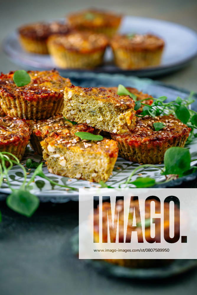 IMAGO Creative, Food, High Protein Frühstück Vegetable savory muffins with savoy cabbage Vegetable savory muffins with savoy cabbage