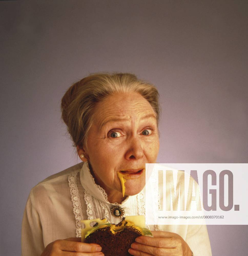 Oma sabbert beim Essen, Ältere Frau ißt humorvoll ein Sandwich mit Käse, der ihr aus dem Mund tropft, Ältere Frau ißt humorvoll ein Sandwich mit Senf im Gesicht, lustig Oma sabbert beim Essen, Elderly woman humorously eating a sandwich with cheese dripping from her mouth, Elderly woman humorously eating a sandwich with mustard on her face, funny