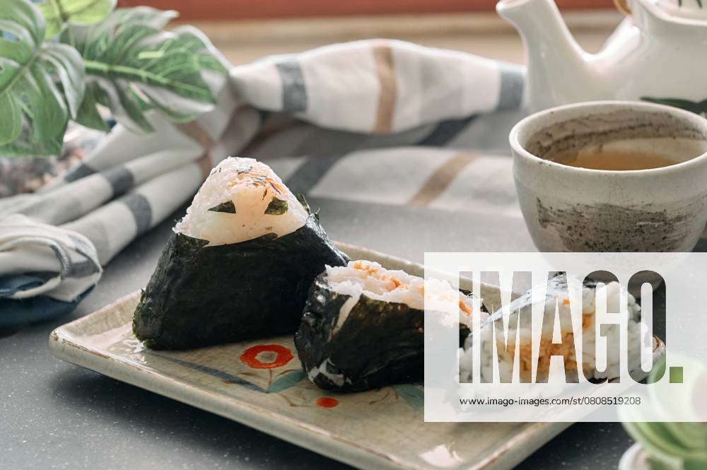 IMAGO Creative, Food, Japan, Onigiri Simple Yet Delicious ? Handcrafted Salmon-Filled Onigiri Sila, Khon Kaen, Thailand R_KROM25040196-1697847-01