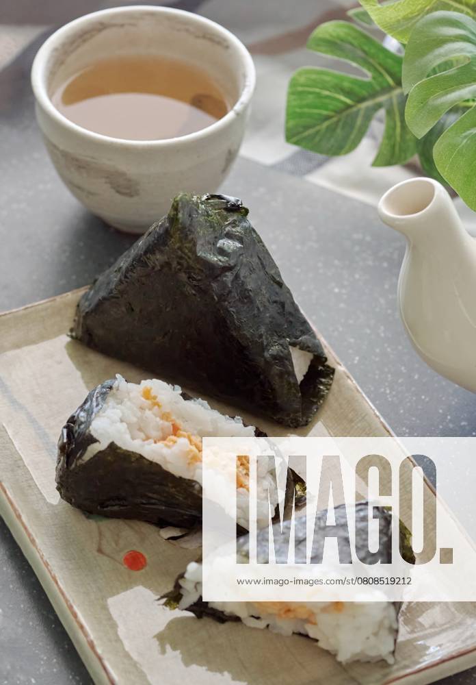 IMAGO Creative, Food, Japan, Onigiri Japanese Comfort Food at Its Finest ? Freshly Made Salmon Onigiri Sila, Khon Kaen, Thailand R_KROM25040196-1697852-01