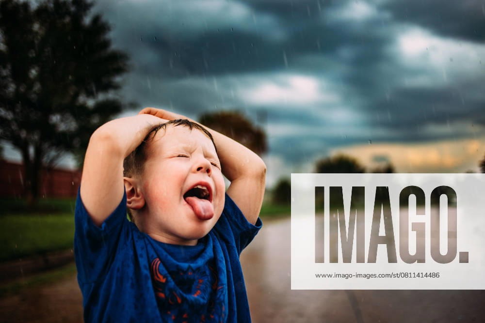 Boy catching raindrops on his tongue Tulsa, Oklahoma, United States CR_KRRY250412-1661770-01 ,model released, Symbolfoto