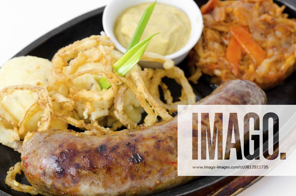 Gegrillte Würstchen, Kartoffeln, Zwiebelringe im Teig, gedünstetes Kraut und Senf Grilled frankfurter, potatoes, onion rings in batter, stewed cabbage and mustard