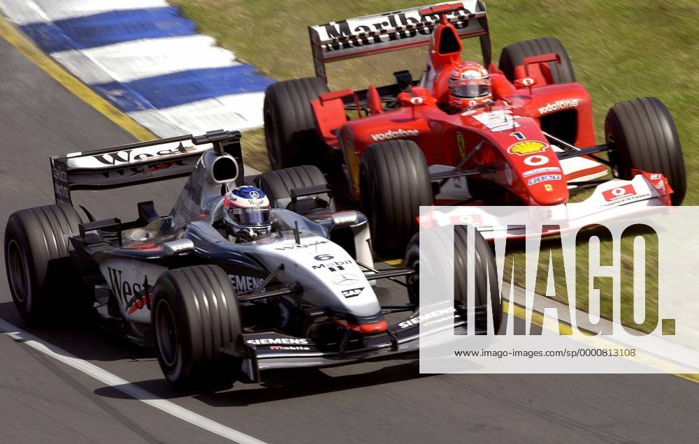 Kimi Räikkönen (li., Finnland McLaren-Mercedes) gegen Michael Schumacher (Deutschland Ferrari) Motorsport Grand Prix Herren Großer Preis von Australien 2003, Formel 1 Weltmeisterschaft, F1, F, GP, WM, Vdig Gruppe Albert Park Melbourne Dynamik, Kampf,