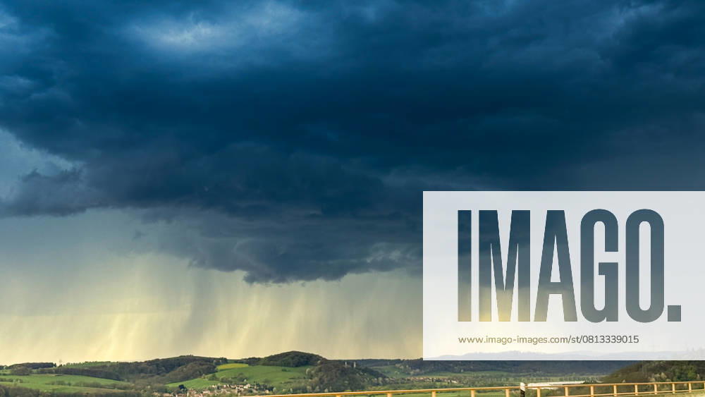 Kräftige Gewitter und Unwetter beendeten am Ostersonntag das Sommermärchen in Deutschland. Der Wetterdienst warnte vor Starkregen und Hagel. Ab den Nachmittagsstunden war vor allem Mitteldeutschland betroffen. Örtlich fielen in kurzer Zeit über 30 Liter auf den Quadratmetern. Zu viel für den teilweise trockenen Erdboden. In Richelsdorf (Landkreis Hersfeld-Rothenburg) kam die Feuerwehr zum Einsatz. In einem Mehrfamilienhaus drang Wasser ein. Mehrere Zentimeter hoch stand das Wasser. Mit Schaufel und Besen wurden die Schäden beseitigt. In Dingelstädt war am Abend plötzlich Winter. Ein kräftiges Hagelunwetter verwandelte den Sommer in den Winter. Auf Autos lag der Hagel zentimeterhoch. Auch auf Gehwegen und Grundstücken lagen viele k