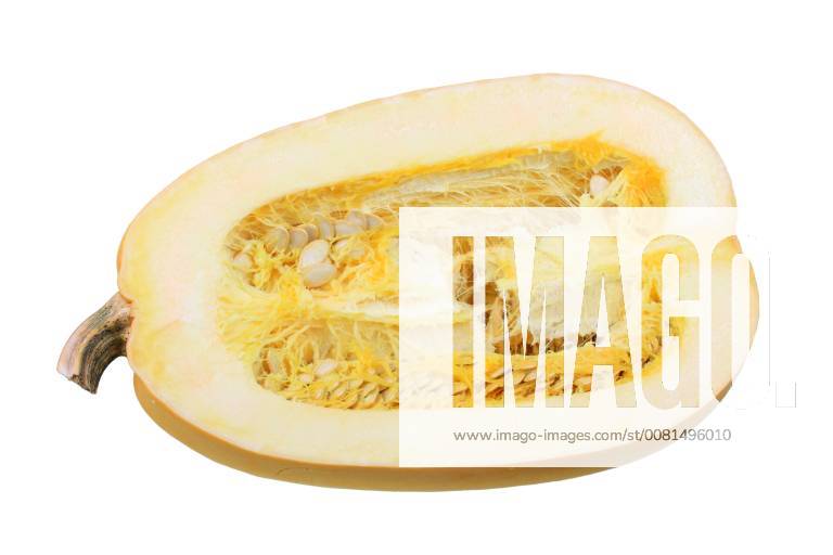 Spaghetti-Kuerbis, Spaghettikuerbis (Cucurbita pepo), halbierte Frucht, das Fruchtfleisch zerfaellt nach dem Garen in Spaghetti-aehnliche Fasern Spaghetti pumpkin (Cucurbita pepo), half fruit BLWS471643
