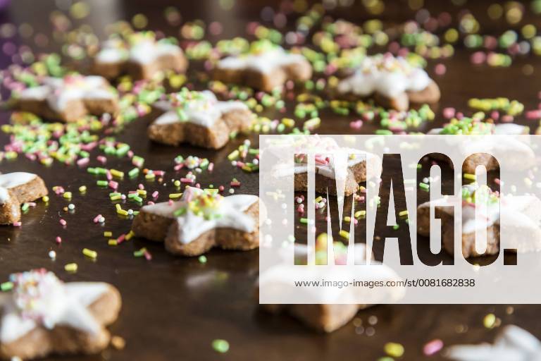Cinnamon stars with coloured sugar granules SARF03452