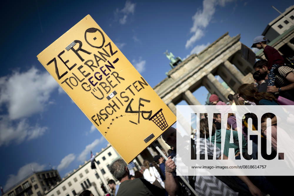 AfD-Verbot Demo DEU, Deutschland, Germany, Berlin, 11.05.2025 Demonstranten mit Schild Zero Toleranz gegenueber Faschisten und Symbol Hakenkreuz bei der Kundgebung und Demonstation vom Buendnis Gemeinsam Gegen Rechts fuer ein Verbot der Partei AfD Alternative fuer Deutschland unter dem Motto Keine Ausreden mehr verbietet die AfD jetzt ! vor dem Brandenburger Tor in Berlin Deutschland . Der Protest steht ganz im Zeichen der letzten Bundestagswahlen 2025 und dem Erstarkem der AfD in Verbindung mit Rechtsextremen , dazu wird in Deutschland zunehmend ein AfD-Verbot diskutiert vor allem nachdem das Bundesamt für Verfassungsschutz die Partei kuerzlich als rechtsextremistisch eingestuft hatte. en: Demonstrators with sign Zero Tolerance toward