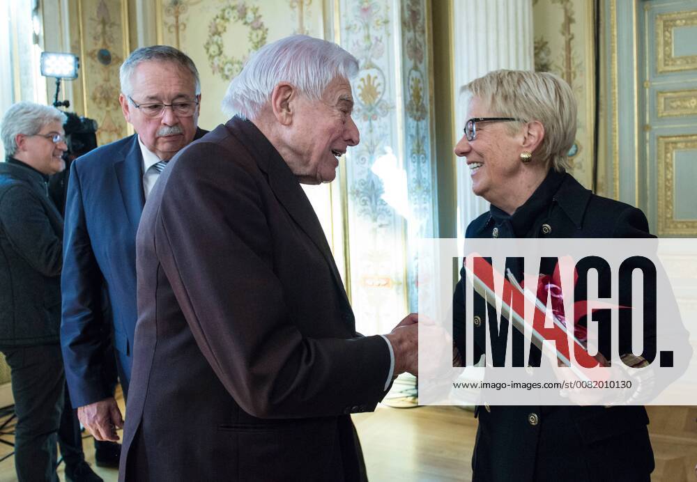 Die ehemalige Chefanklaegerin des Internationalen Strafgerichtshof fuer Verbrechen in Jugoslawien und in Ruanda, Carla del Ponte, ist am Freitag (23.02.18) in Wiesbaden mit dem Hessischen Friedenspreis ausgezeichnet worden. Foto: Christian Schwarz-Schilling (CDU), ehemaliger Bundespostminister und Carla del Ponte. Der Hessische Friedenspreis war 1993 vom ehemaligen Ministerpraesidenten Albert Osswald (SPD) gegruendet worden. Die nach ihm benannte Stiftung erkannte ihn del Ponte zu fuer ihren unermuedlichen Einsatz fuer den Frieden und ihre unbeugsame Ueberzeugung, dass nur das Recht einen nachhaltigen Frieden schaffen kann . Die Schweizer Rechstwissenschaftlerin war von 1999 bis 2007 Chefanklaegerin am Internationalen Strafgerichtshof fuer die Kriegsverbrechen im ehemaligen Jugoslawien und bis 2003 in Personalunion auch an dem Strafgeric