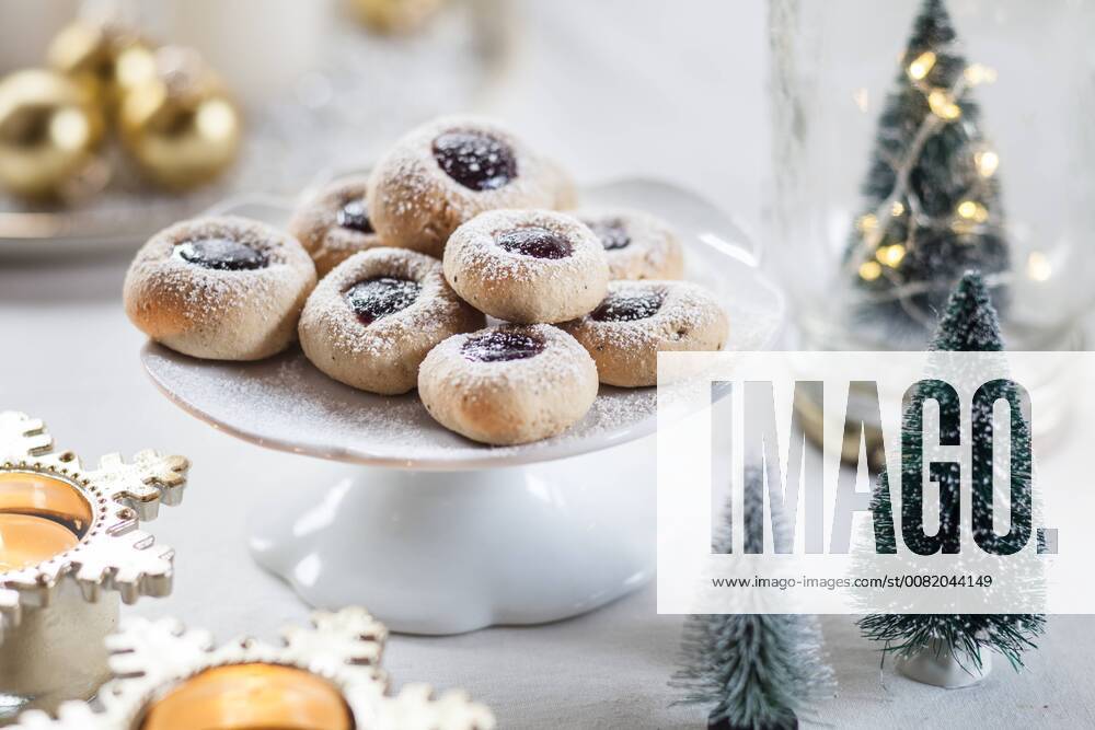 Christmas Cookies with jam filling on cake stand SBDF03440