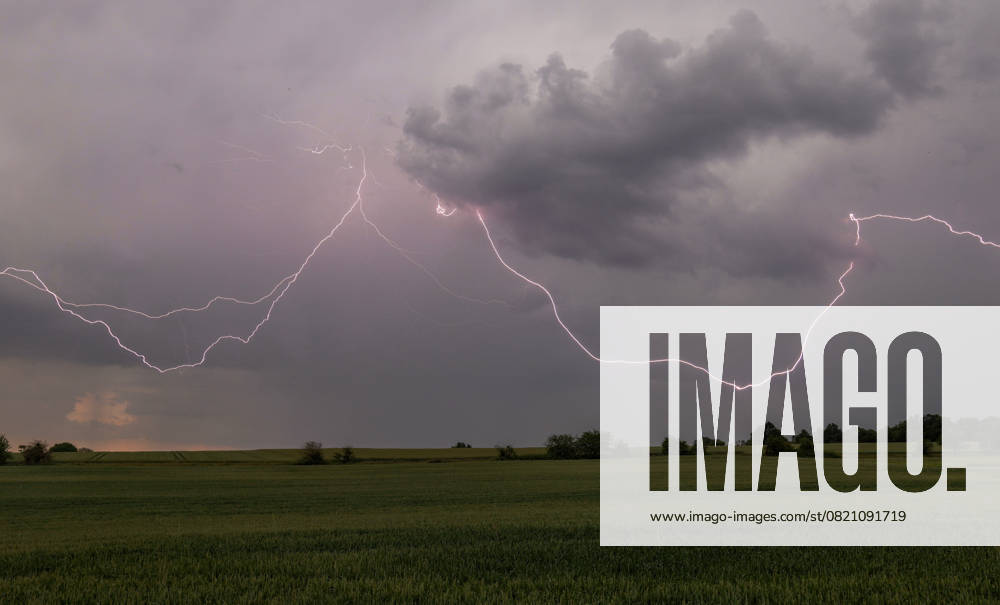 Thunderstorm in Hesse The lightning of a thunderstorm can be seen in the sky this afternoon The German Weather Service had issued a severe thunderstorm warning for parts of Hesse , Oberursel Hesse Germany
