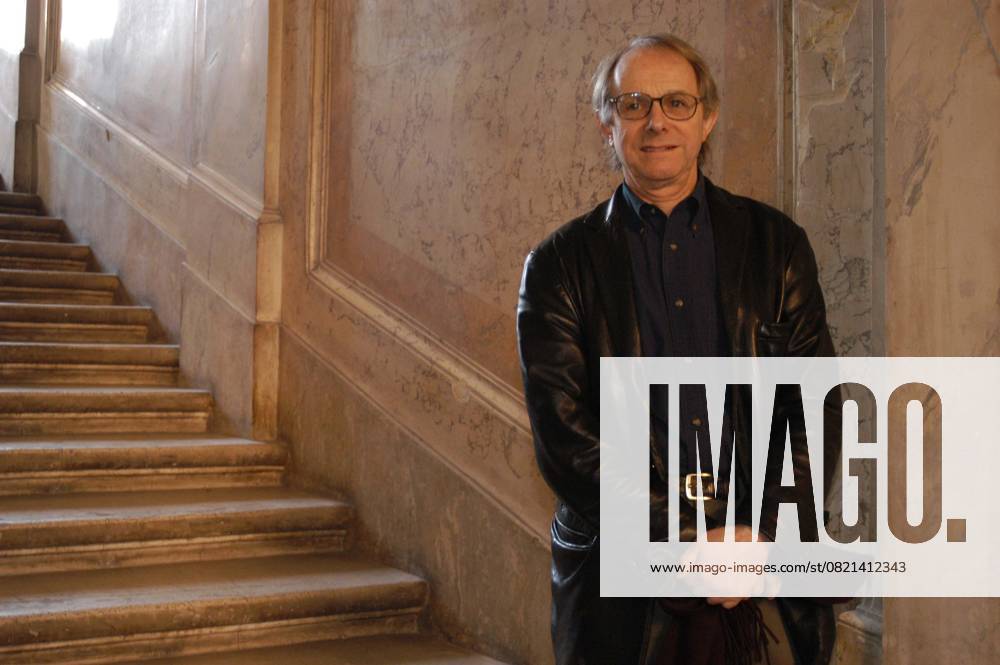 KEN LOACH 3 December 2003 black leather jacket, steps, stairs, half length, half-length Rome Italy