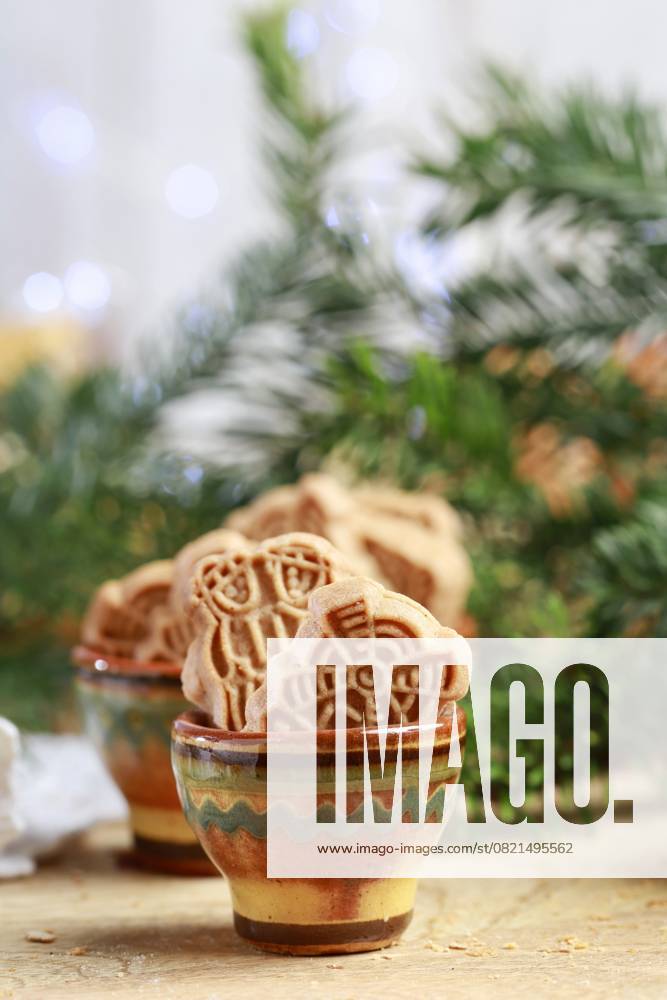 Bowl of speculaas biscuits, fir twigs in the background. Party dessert BEW1EB49E17