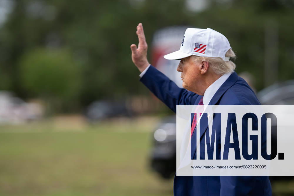 President Donald Trump waves to members of the military before delivering remarks at Fort Bragg, North Carolina on Tuesday, June 10, 2025, during a visit to commemorate the 250th anniversary of the U.S. Army. Fort Bragg USA - ZUMAz03_ 20250610_shc_z03_319