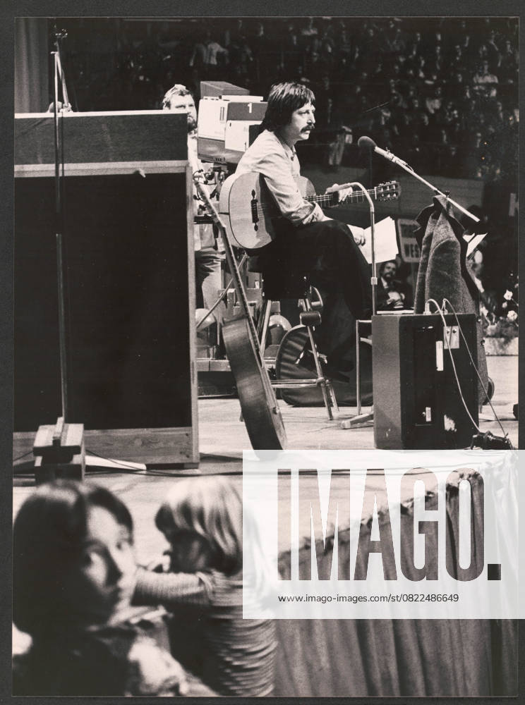 Wolf Biermann 13. 11. 1976 - Konzert von Wolf Biermann in der Kölner Sporthalle - Kurz vor seinem 40. Geburtstag erhält der DDR-Liedermacher Wolf Biermann nach elf Jahren Auftrittsverbot in der DDR überraschend ein Visum für eine Tournee durch die Bundesrepublik. Die IG Metall hat ihn nach Köln eingeladen, wo am 13. November 1976 das erste Konzert stattfindet. Der Liederabend, der vom WDR-Hörfunk live übertragen wird steht unter dem Motto: Ich möchte am liebsten weg sein - und bleibe am liebsten hier. Biermann singt nicht nur, sondern nimmt auch ausführlich politisch Stellung. Er bekennt sich zu einem demokratischen Kommunismus und kritisiert die DDR, die diesem Ideal nicht entspreche. - Drei Tage nach dem Konzert beschließt das