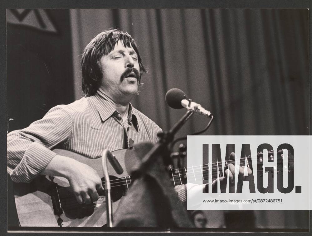 Wolf Biermann 13. 11. 1976 - Konzert von Wolf Biermann in der Kölner Sporthalle - Kurz vor seinem 40. Geburtstag erhält der DDR-Liedermacher Wolf Biermann nach elf Jahren Auftrittsverbot in der DDR überraschend ein Visum für eine Tournee durch die Bundesrepublik. Die IG Metall hat ihn nach Köln eingeladen, wo am 13. November 1976 das erste Konzert stattfindet. Der Liederabend, der vom WDR-Hörfunk live übertragen wird steht unter dem Motto: Ich möchte am liebsten weg sein - und bleibe am liebsten hier. Biermann singt nicht nur, sondern nimmt auch ausführlich politisch Stellung. Er bekennt sich zu einem demokratischen Kommunismus und kritisiert die DDR, die diesem Ideal nicht entspreche. - Drei Tage nach dem Konzert beschließt das