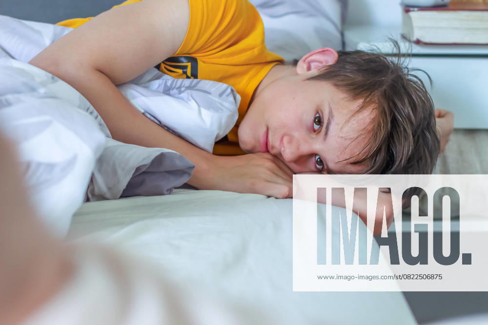 IMAGO Creative, Gesellschaft, Leisure Sickness Teenager wacht auf, liegt im Bett und sieht ruhig, nachdenklich und traurig aus Teenager wakes up, lies in bed and looks calm, thoughtful and sad. High quality photo (License=RF) ,model released, Symbolfoto