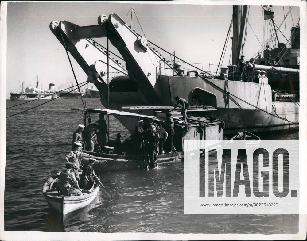 Boats sailing Ships 11 November 1956 – the Crisis at Near East ö Navy divers at the Work, at the Blockships at Channel to vacate the Photo shows a Navy divers from a the Salvage vessels, the goes down, at with the Eviction the decreased Blockships at Suez Canal to start