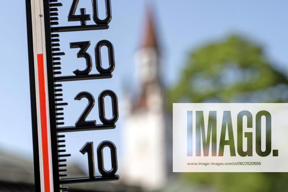 Record heat at Viktualienmarkt, thermometer shows 35 degrees in the sun, symbol photo heat wave, record heat, Munich, June 2025 Germany, Munich, June 2025, record heat, thermometer shows 35 degrees in the sun, summer heat in the city center, at Viktualienmarkt, symbol photo heat wave, weather forecast, weather, beautiful, summer, Bavaria,