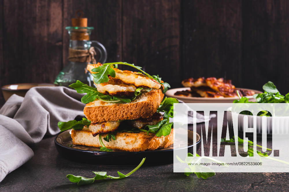Leckeres Sandwich mit gebratenem Halloumi und Rucola auf einem Teller auf dem Tisch Leckeres Sandwich mit gebratenem Halloumi und Rucola auf einem Teller auf dem Tisch (License=RF)