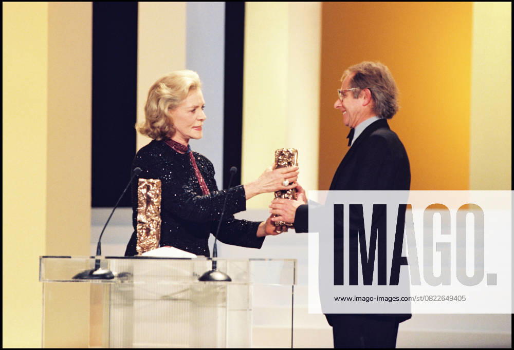 Archiv LAUREN BACALL CESAR D EHRUNG IN 1996 mit KEN LOACH CESAR VON beste Film AUSLANDER für LAND AND FREEDOM Paris Frankreich