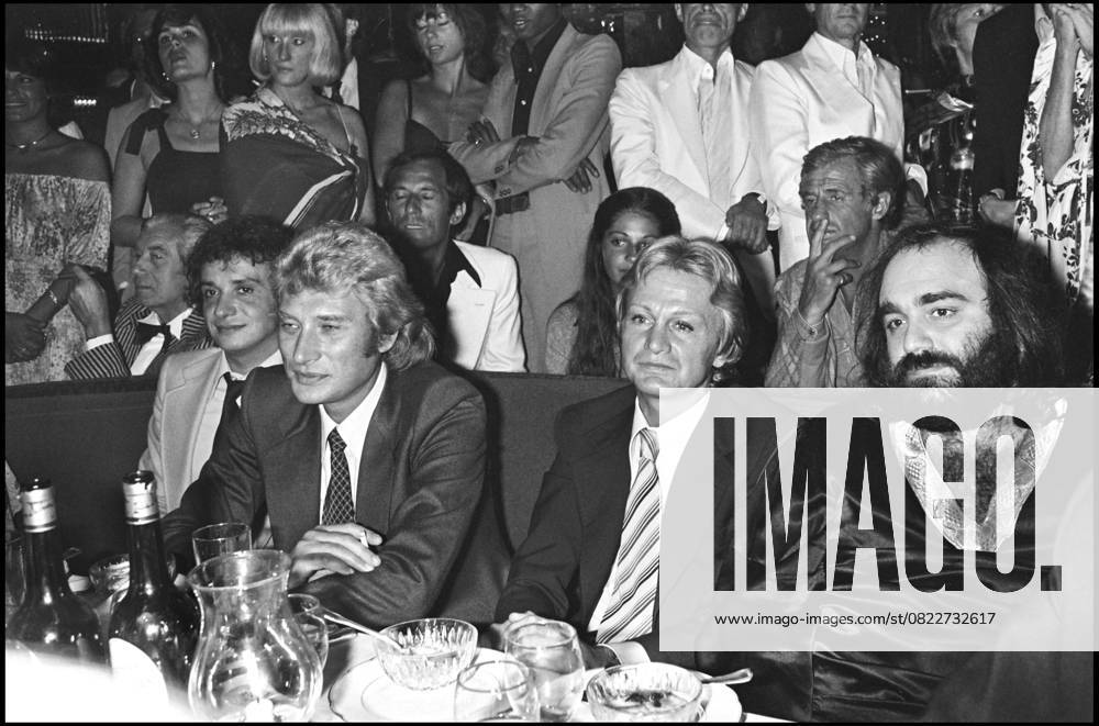 Archiv Michael SARDOU, JOHNNY HALLYDAY , CLAUDE FRANCOIS und DEMIS ROUSSOS A EINE ABENDFEIER A L ELYSEE MATIGNON A Paris Michael LAFON Wahl Paris Frankreich