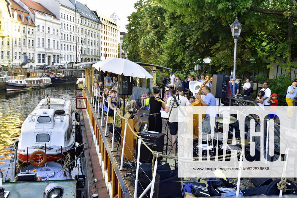 Historic harbor Fischerinsel, Fete de la Musique on board