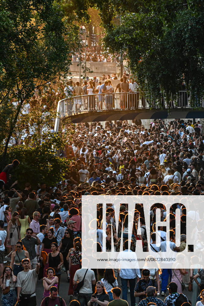 Crowds dance in the streets of Paris during the Fete de la Musique 2025 in Paris, June 21, 2025. - 21 06 2025 - France Ile-de-France (region) Paris - JulienxMattiax Pictorium LePictorium_0311166