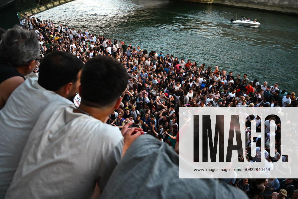Crowds dance in the streets of Paris during the Fete de la Musique 2025 in Paris, June 21, 2025. - 21 06 2025 - France Ile-de-France (region) Paris - JulienxMattiax Pictorium LePictorium_0311169