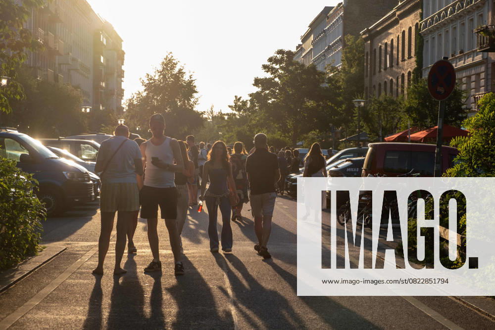 On the occasion of the Fete De La Musique in Berlin, many people are out and about on Oderberger Strasse in Berlin Prenzlauer Berg in the evening Fete De La Musique sp2025062143580