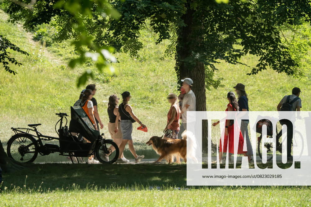Walk in the English Garden, record heat up to 30 degrees, shade offers protection, Munich, June 2025 Germany, Munich, June 2025, Walk in the English Garden, most beautiful summer weather, record heat at 30 degrees, shade offers protection, summer weather in the English Garden, Bavaria