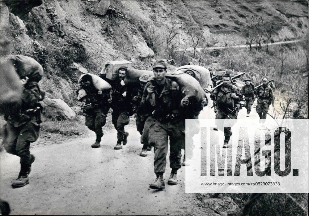 Africa Egypt 25 January 1959 – reappearance terrorist Activities in Algeria on Eve the Local elections will from Algeria a reappearance terrorist Activities reported the Photo shows French Troops, the at a Street in the Kabylia patrol, where Rebels in last Time especially active Goods