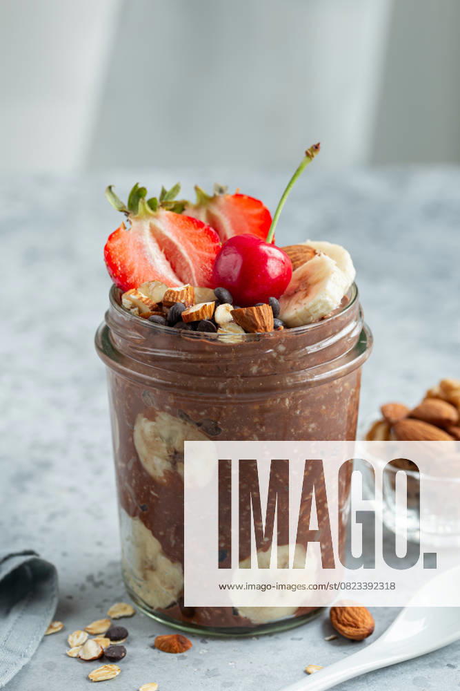 IMAGO Creative, Food, High Protein Frühstück Schoko-Overnight-Oats mit frischen Beeren, Banane und Nüssen Schoko-Overnight-Oats mit frischen Beeren, Banane und Nüssen (License=RF)