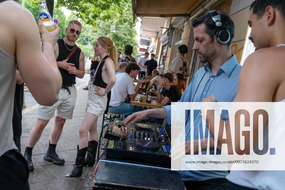 Fete de la Musique at the beginning of summer in Berlin Prenzlauer Berg A DJ plays for customers and friends Always on June 21, the day of the summer solstice, concerts are held throughout Berlin for the beginning of summer Fete de l sp2025062143691