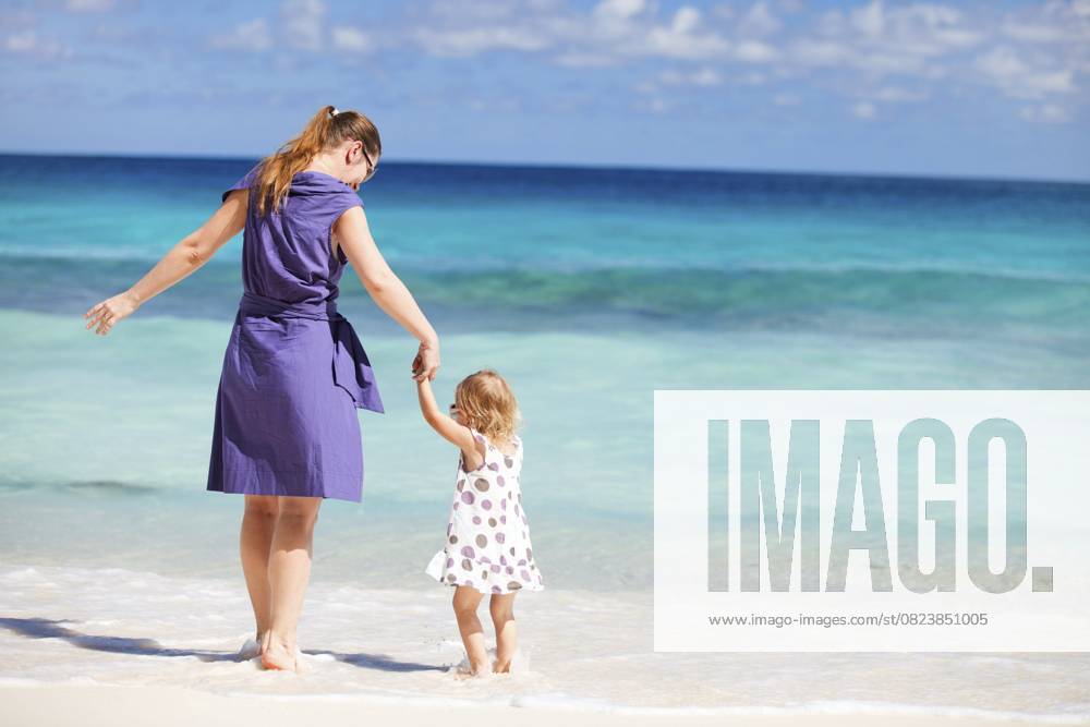 Mutter und Tochter am Strand, La Digue, Indischer Ozean, Seychellen, Afrika Mother and daughter on the beach, La Digue, Indian Ocean, Seychelles, Africa