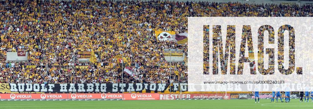 Fußball, Stadiongeschichte SG Dynamo Dresden Fussball, Herren, Saison 2011 12, 2. Bundesliga, SG Dynamo Dresden - Fans aus Dresden setzen sich für den Stadionnamen Rudolf Harbig ein o00 Totale o00 Schriftzug für immer und ewig