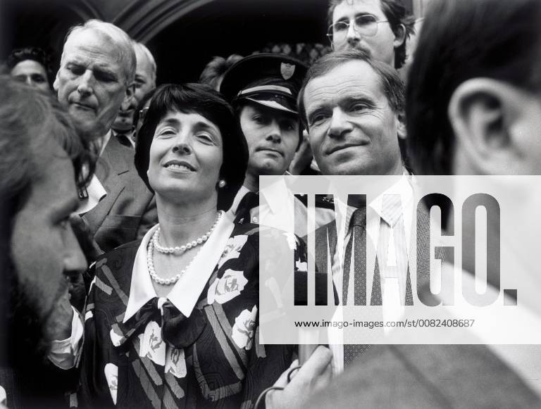 Jeffrey archer and mary archer triumphant after winning their libel case against the Daily Star at the Law Courts, london high court 1987,