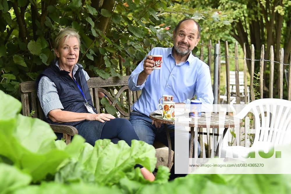 Open Garden Day in Witten Beatrix Krah and Franz Josef Giljohann have made themselves comfortable with a cup of coffee in a cozy corner More than a hundred interested people come to the open garden day on July 6, 2025 in the farmer and flowe
