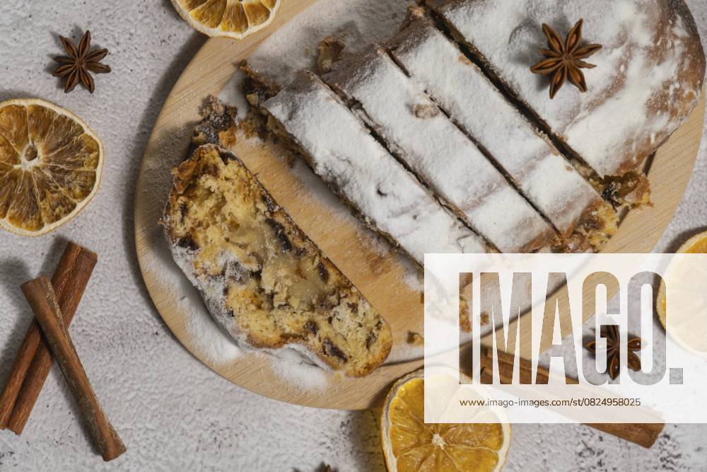 Slices of Homemade Christmas traditionellen Kuchen Kuchen mit Marzipan Nüsse und getrocknete Früchte Gebäck Dessert Stollen. Winterferien Saison Atmosphäre. Köstliche leckere Zusammensetzung nach Hause Tisch Einstellung Textfreiraum Slices of Homemade Christmas traditional cake pie with marzipan nuts and dried fruits pastry dessert stollen. Winter holidays season atmosphere. Delicious tasty composition home table setting Copy space