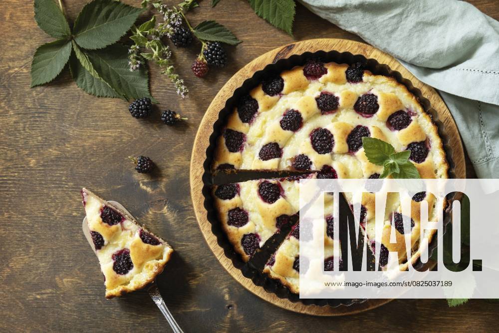Hausgemachter Brombeerkuchen. Veganes glutenfreies Gebäck, vegane Desserts. Süßer Kuchen mit Brombeeren und Pudding auf dem Holztisch. Blick von oben Homemade blackberry pie. Vegan gluten-free pastry, vegan desserts. Sweet pie with blackberry and custard on wooden table. View from above