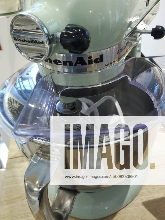 IMAGO Creative: Haushaltsgeräte - Küchenmaschine KitchenAid mixer in New York A KitchenAid brand mixer appliance on sale in a store in New York on Saturday, March 17, 2018. KitchenAid is a brand of the Whirlpool Corp., the world s largest maker of home appliances ( RichardxB.xLevine