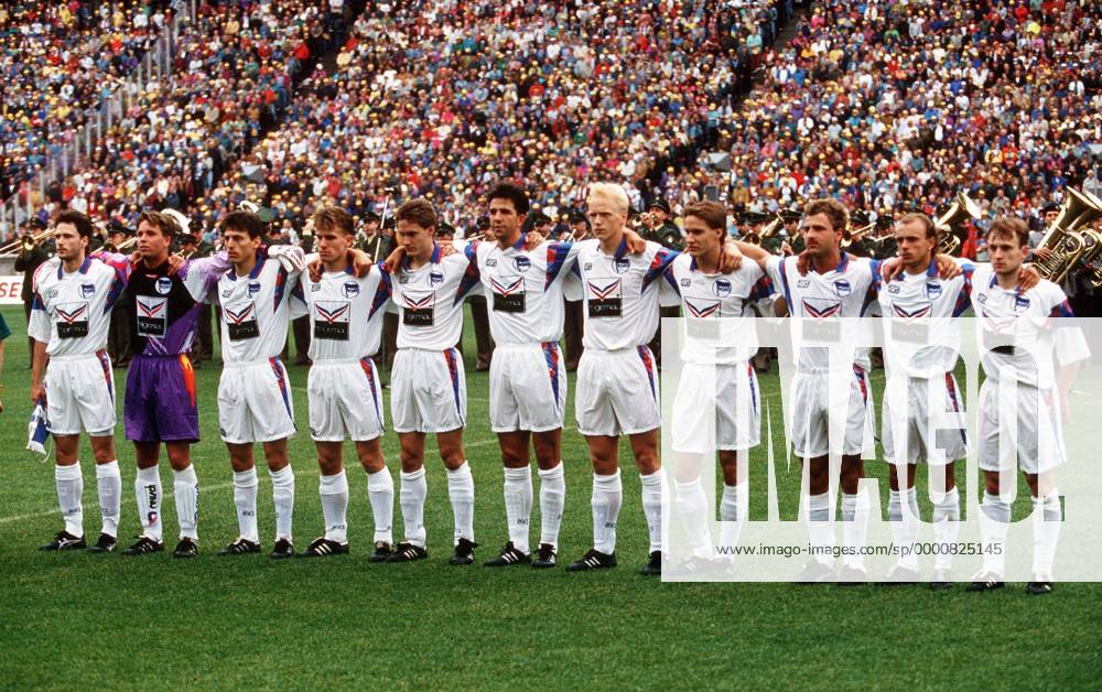 Mannschaftsbild Hertha BSC Berlin (Amat.) v.li.: Karsten Nied, Christian Fiedler, Ayhan Gezen, Sven Kaiser, Oliver Schmidt, Sven Meyer, Carsten Ramelow, Andreas Schmidt, Oliver Holzbecher, Gerald Klews und Wolfgang Kolczyk Fußball Herren DFB-Pokalfinale 1992 1993, Pokalspiel, Pokalendspiel, Pokal, Finale, Endspiel, Vneg Totale Berlin Harmonie,