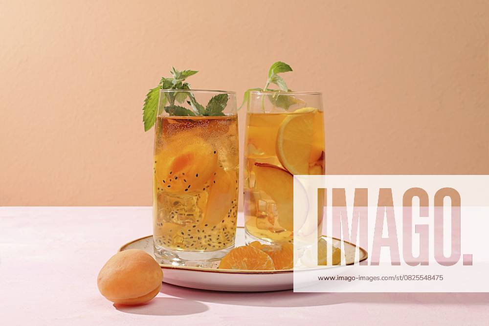 Eiskalte hausgemachte Limonade oder Cocktail mit Minze, Aprikosen, Pfirsichen, Chiasamen und Zitrusfrüchten, Rezept für ein erfrischendes Sommergetränk, Detox Diät und Abnehmkonzept, Speisekarte für Restaurant, selektiver Fokus Ice cold homemade lemonade or cocktail with mint, apricots, peaches, chia seeds and citrus fruits, recipe for a refreshing summer drink, detox diet and weight loss concept, menu for restaurant, selective focus
