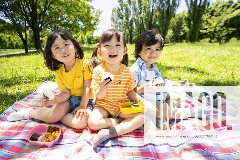 IMAGO Creative, Food, Japan, Onigiri Japanese kids at the park AFLO261959346 261959346 ,model released, Symbolfoto