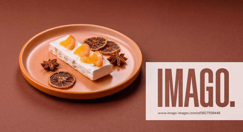 Nougat oder weißes Karamell mit Haselnüssen und Pistazien und Zitrusstücken. Weißer Nougat mit Nüssen Nougat oder weißes Karamell mit Haselnüssen und Pistazien und Zitrusstücken. Weißer Nougat mit Nüssen (License=RF)